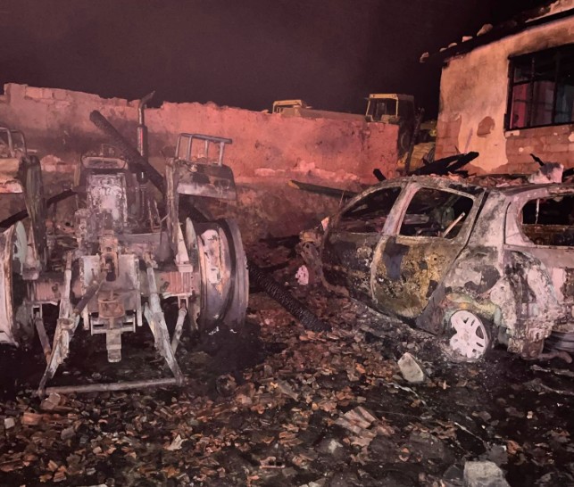 GARAJDA CIKAN YANGINDA OTOMOBIL VE TRAKT 891696 264820 1