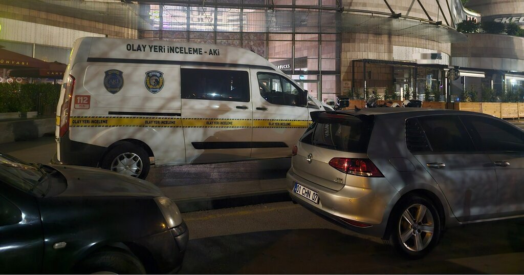 GECE GIRDIGI AVMDEKI KUYUMCU DUKKANINDA 544082 161276