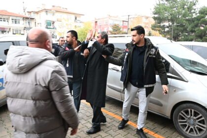 GELININI YARALAYIP ONUN KIZ KARDESINI O 1051005 311884