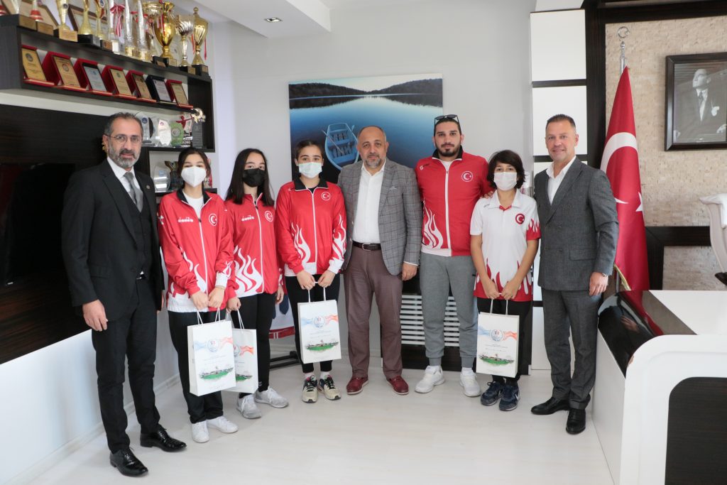 Samsun Gençlik ve Spor İl Müdürü KASAPOĞLU eskrim sporcularını kabul etti