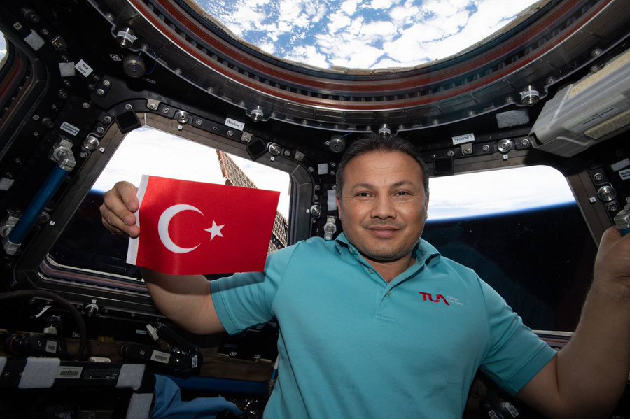 İlk Türk astronot Alper Gezeravcı dünyaya geri dönüyor