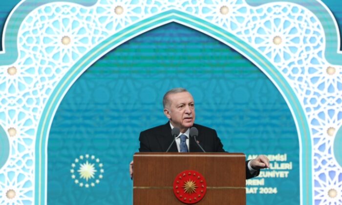 Erdoğan: 15 Temmuz, hoca kılıklı sahtekarın ülkemize zararının son örneğidir