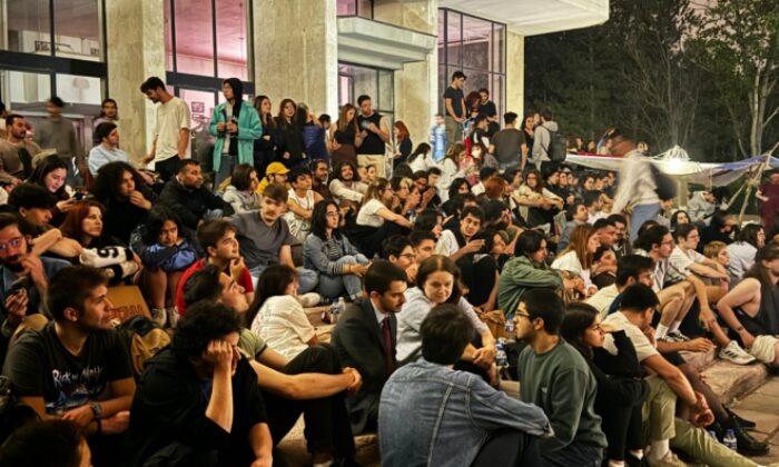 ODTÜ’de Öğrencilerinin Rektörlük önündeki oturma eylemine Hüseyin Can Güner’den destek