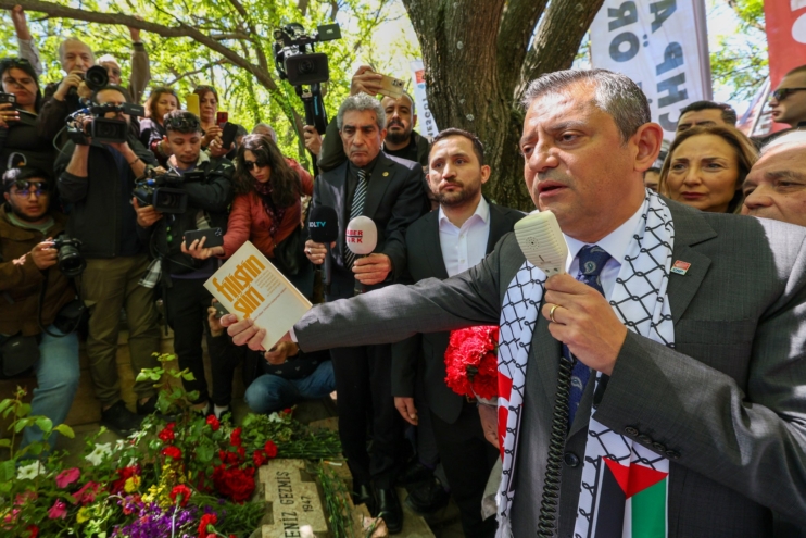 CHP Genel Başkanı Özgür Özel; Deniz Gezmiş, Yusuf Aslan ve Hüseyin İnan’ı mezarları başında andı