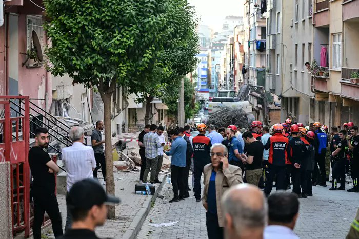 İstanbul’da bir bina çöktü