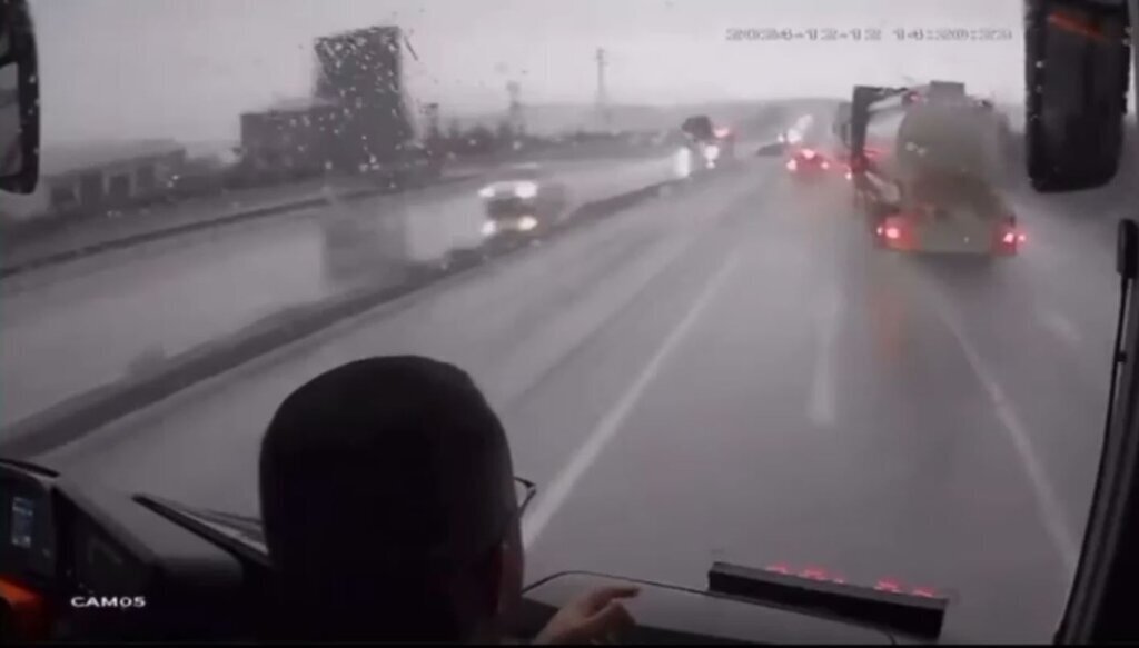 HATALI SERIT DEGISTIRIP OTOBUSU SIKISTIR 515909 152700