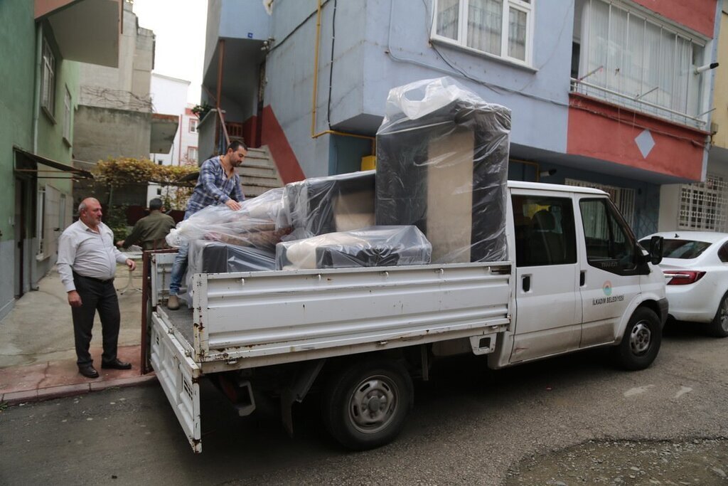 HAYIR CARSISI VEREN EL ILE ALAN EL ARASINDA KARDESLIK KOPRUSU KURUYOR