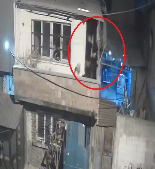 HUSUMETLI KOMSULAR BALKONLARDAN CATISTI 864593 256758