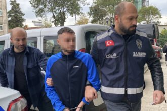 HUSUMETLISINI BACAKLARINDAN BICAKLADI 997942 296074