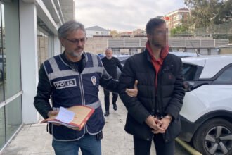 HUSUMETLISININ OTOMOBILINI KURSUNLAYAN S 1022494 303411