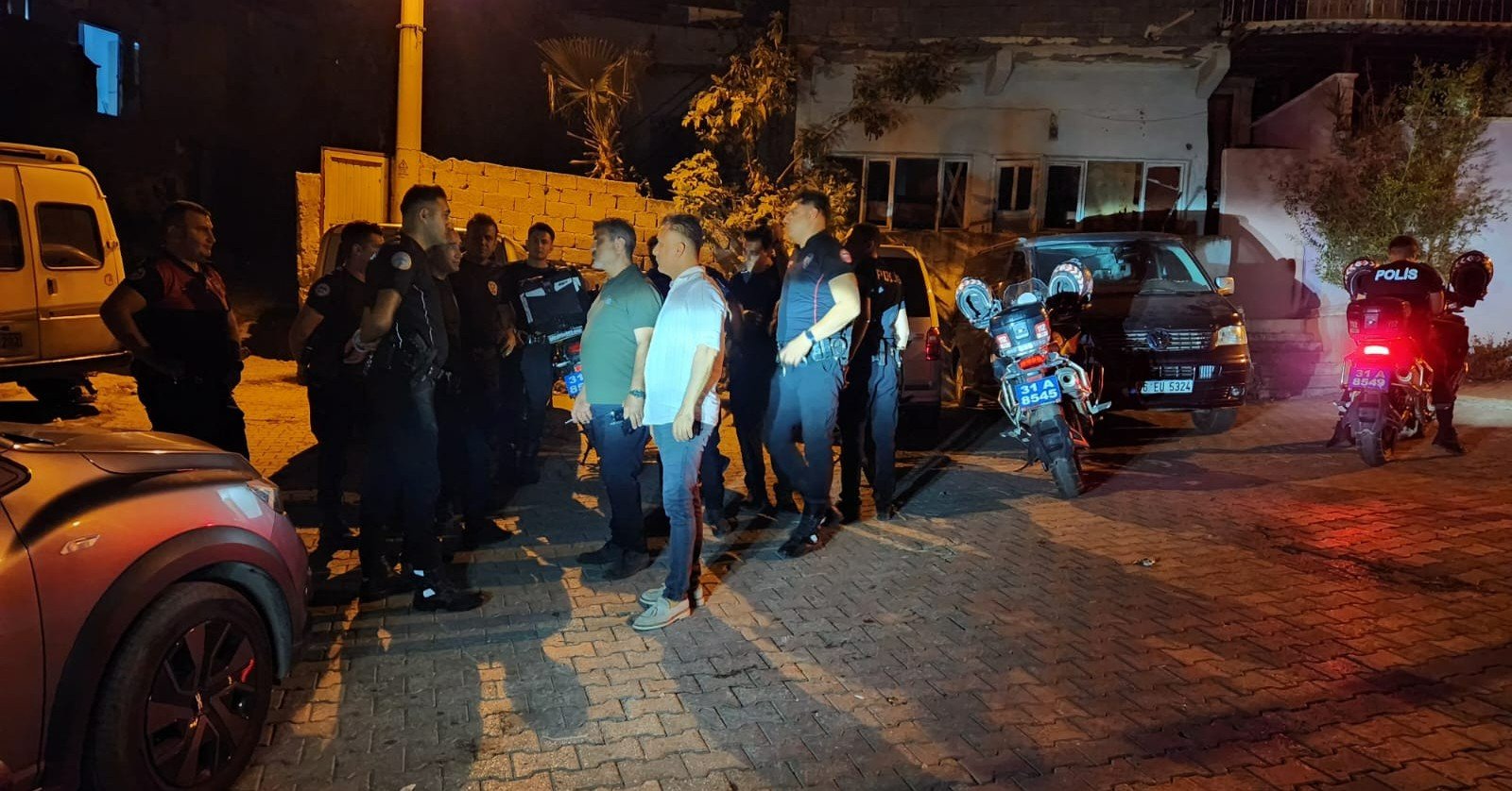 Hatay'ın İskenderun ilçesinde komşu iki aile arasında çıkan kavgada Leyla Şahin (63), çıkan çatışmada tabancayla vurularak öldürüldü