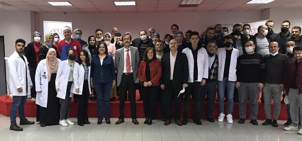 Hemsirelik Bolumu Ogrencilerinden Huzurevi Calisanlarina Hasta Bakim Egitimi