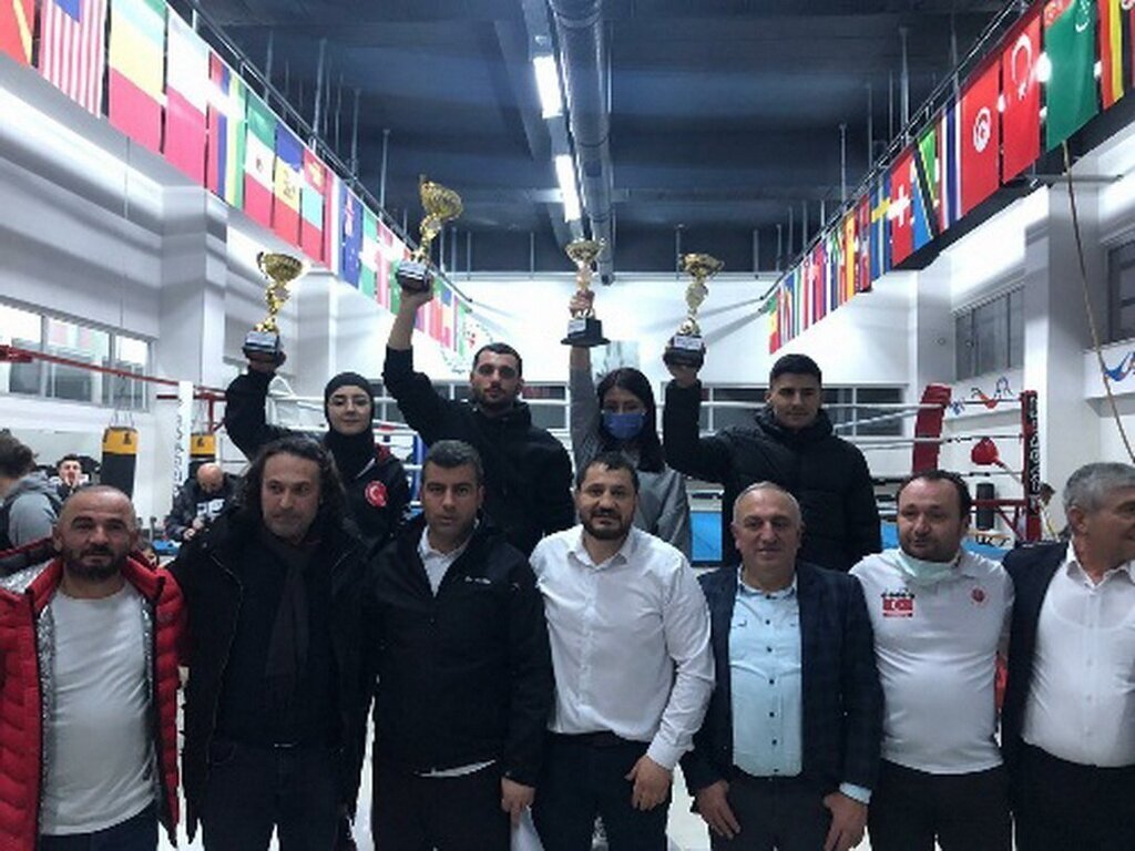 ILKADIM 13 ALTIN9 GUMUS4 BRONZ MADALYA ILE SECMELERE DAMGASINI VURDU