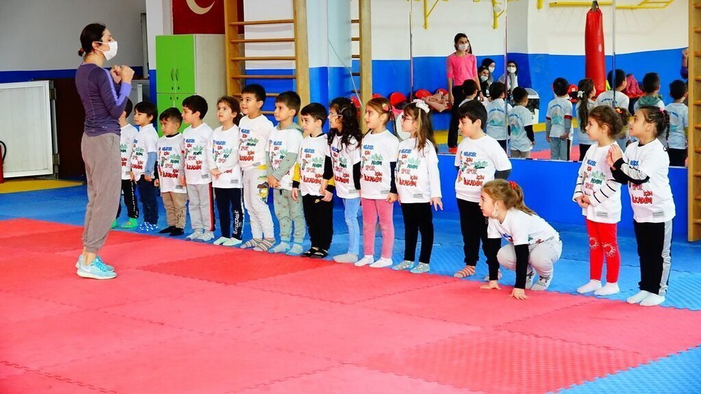 ILKADIMLI MINIKLER SPOR YAPARAK HAREKETE GECIYOR