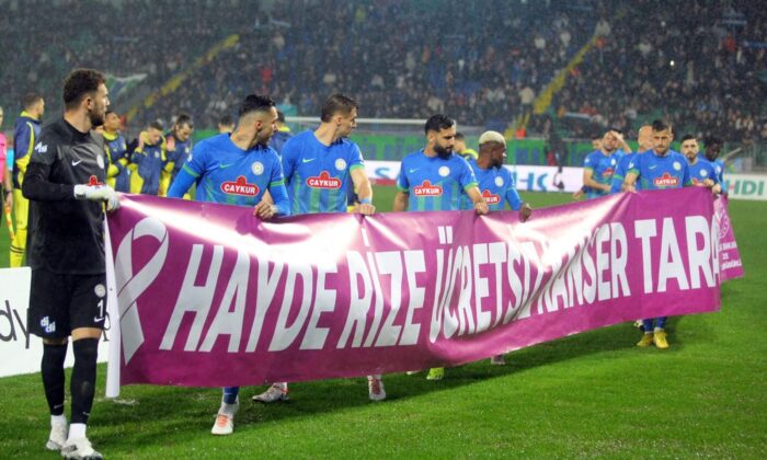 Rizesporlu futbolculardan ‘kanser taraması’na pankartlı destek