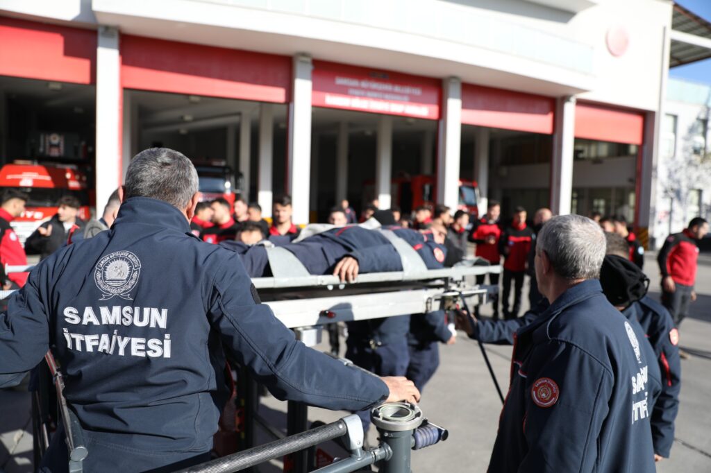 Samsun itfaiyesi, itfaiyecilik öğrencilerine deneyimlerini aktarıyor