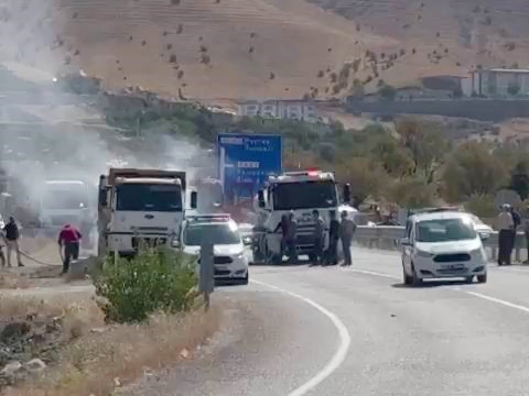 Pertek ilçesinde seyir halindeki kamyon alev aldı