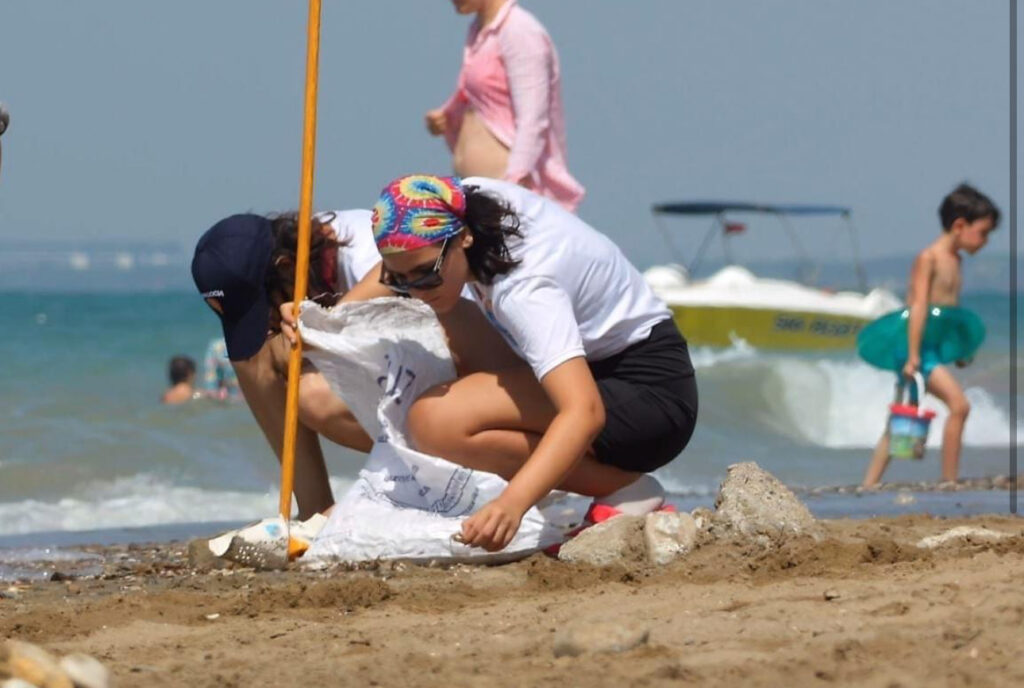 Antalya’da plajda ‘plastik atık’ duyarlılığı