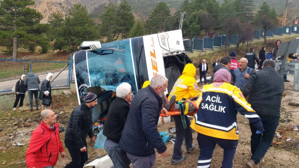 Yolcu otobüsü devrildi; 1 ölü, 24 yaralı