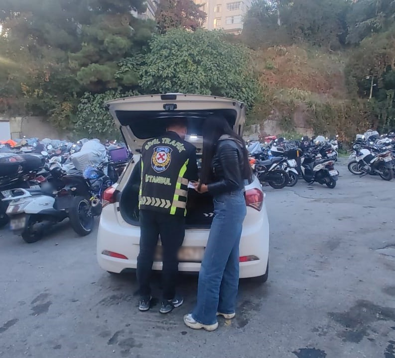 Polislere ‘Apaçi sürücü değilim’ diyen kadın motorcu kendi kendini ele verdi