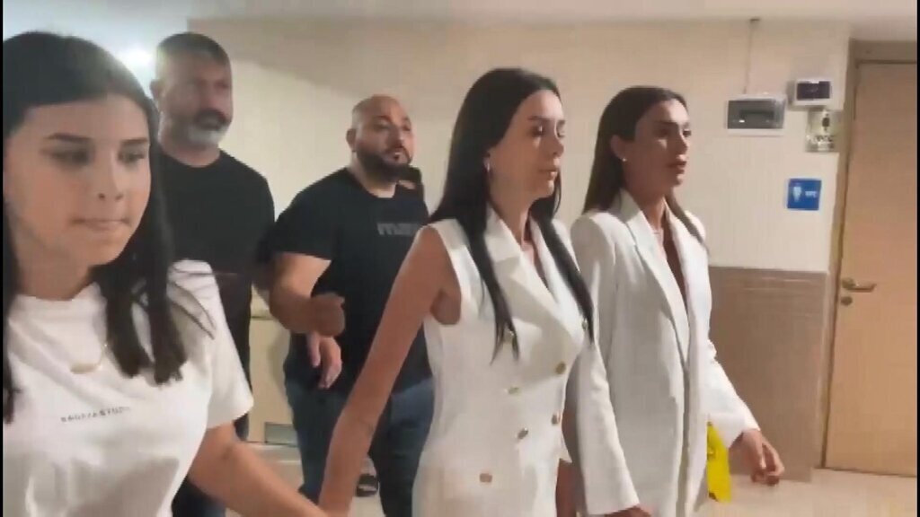 ISTANBUL DILAN POLAT VE SILA DOGU KARD 381676 105659