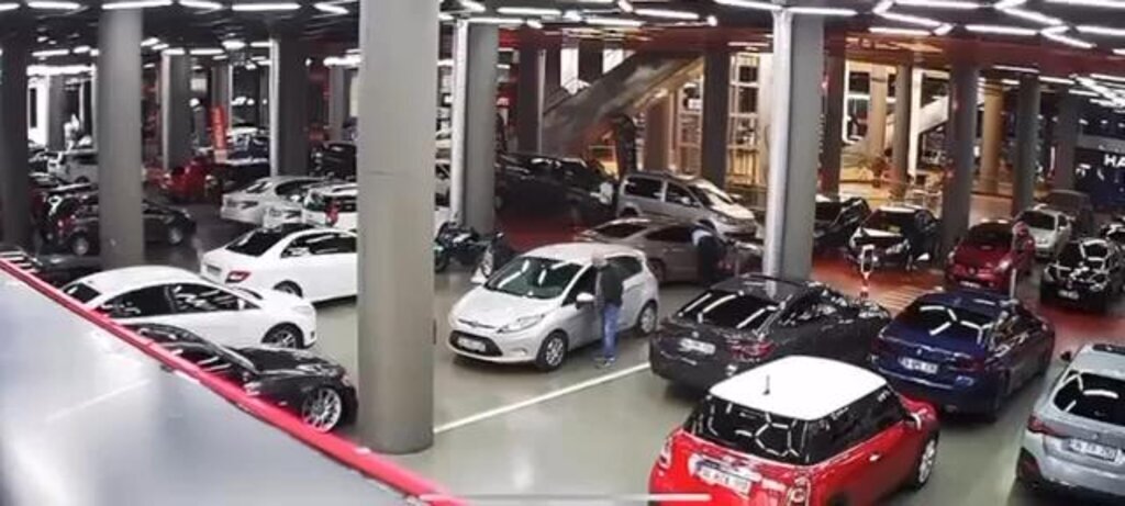 ISTANBUL ESENYURTTA CARSAF GIYIP OTOM 379560 105101