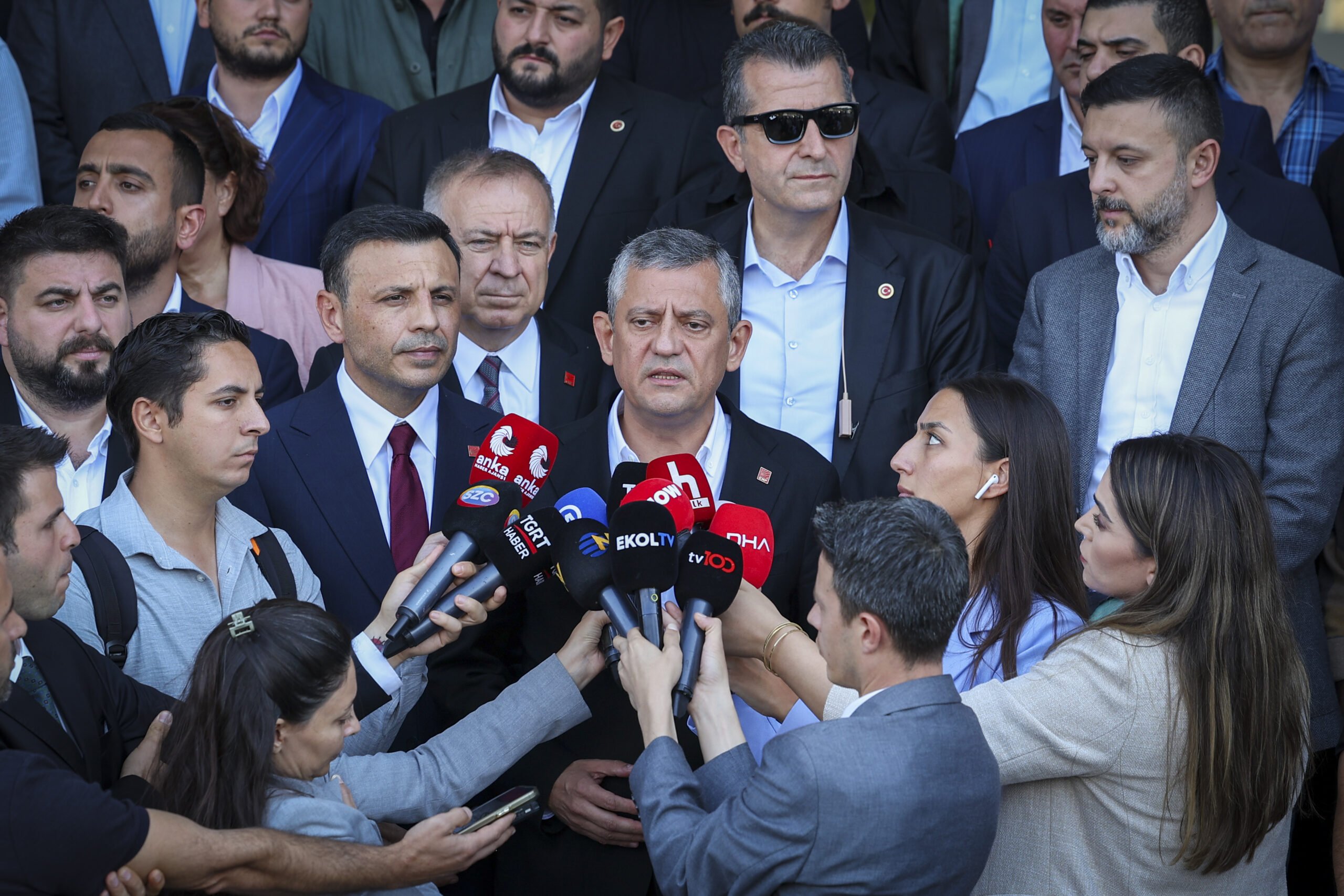 İstanbul- Özgür Özel İstanbul Adalet Sarayı önünde açı