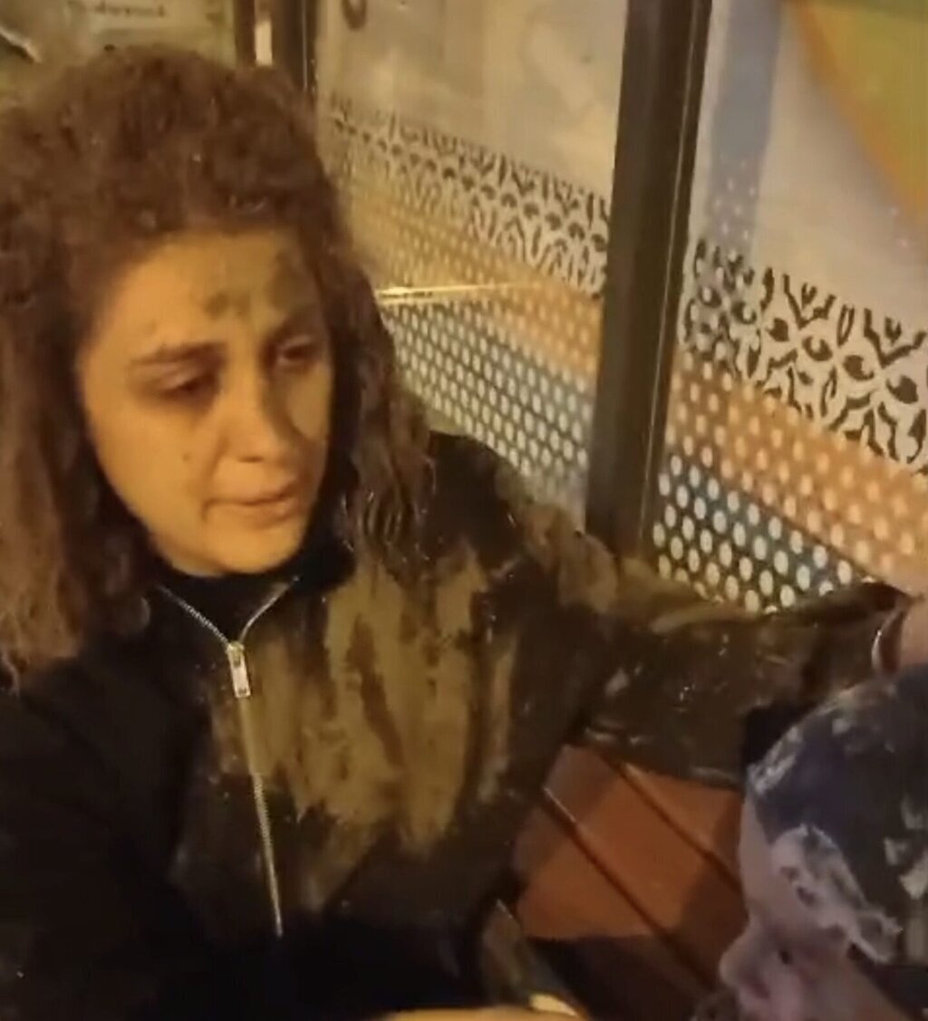 ISTANBUL PENDIKTE KALDIRIMDA YURUYEN AN 389432 108026 e1729884529366