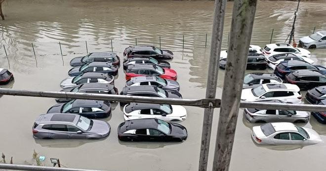 Sağnak yağış sonrası otoparktaki sıfır araçlar su içinde kaldı