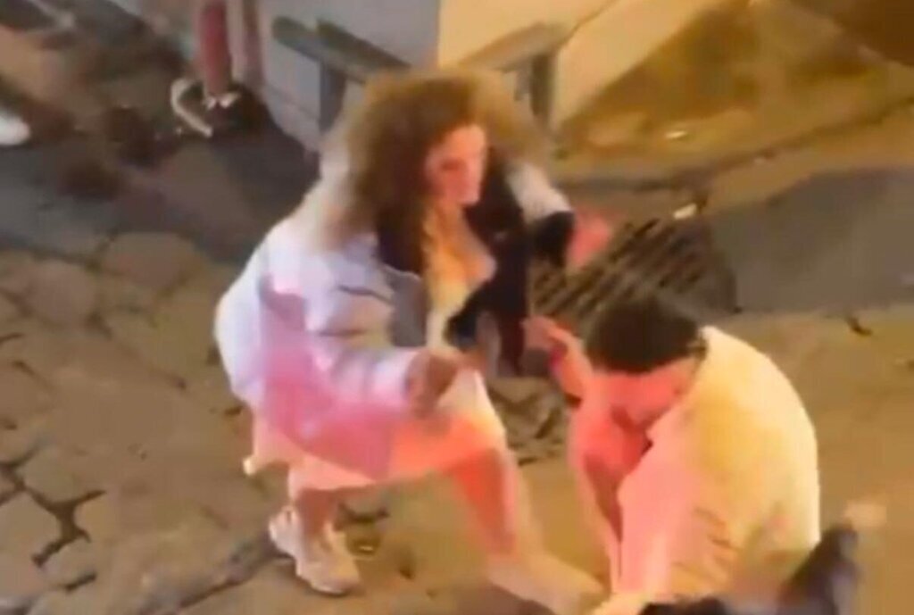 ISTANBUL TAKSIMDE ABDLI KADIN ESINI Y 441713 130397 e1732694204825