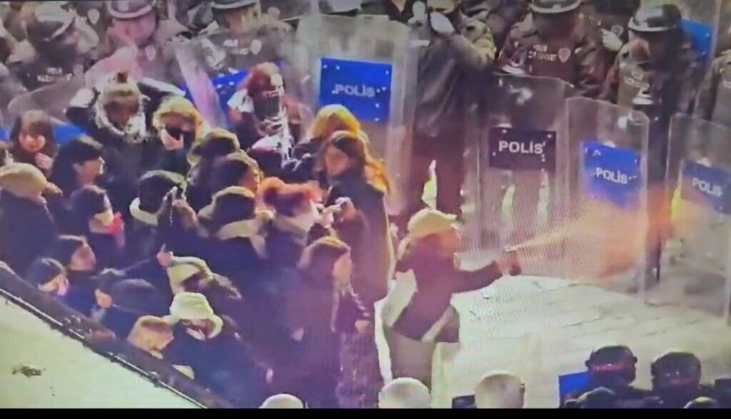 ISTANBUL TAKSIMDE IZINSIZ KADINA SIDDET 439903 129844