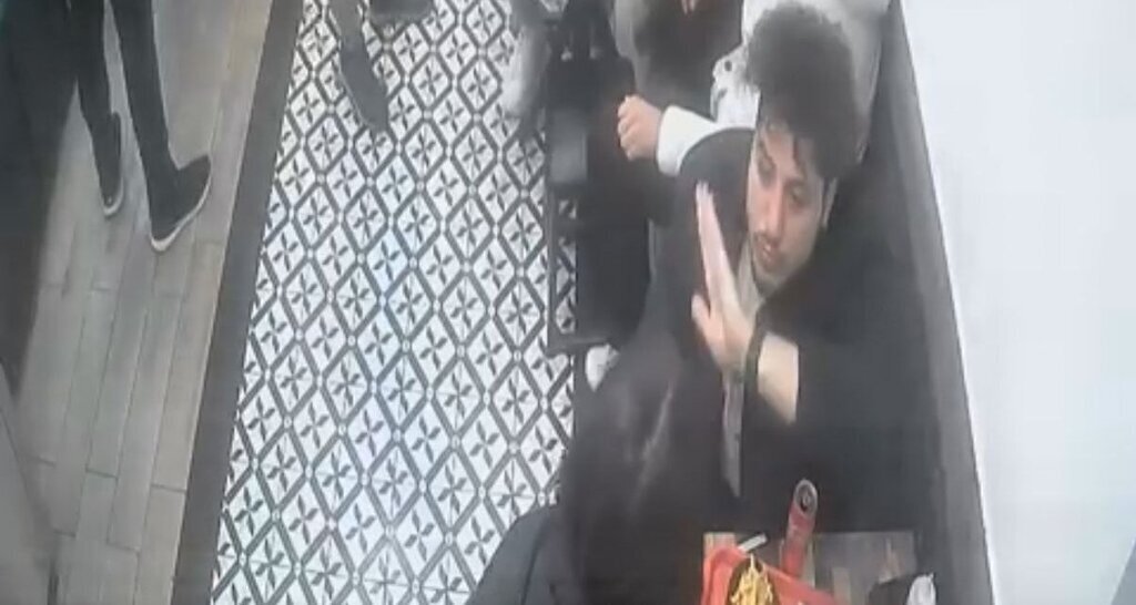 ISTANBUL TAKSIMDE SEVGILISINI DARBEDE 445018 131436 e1732865888204