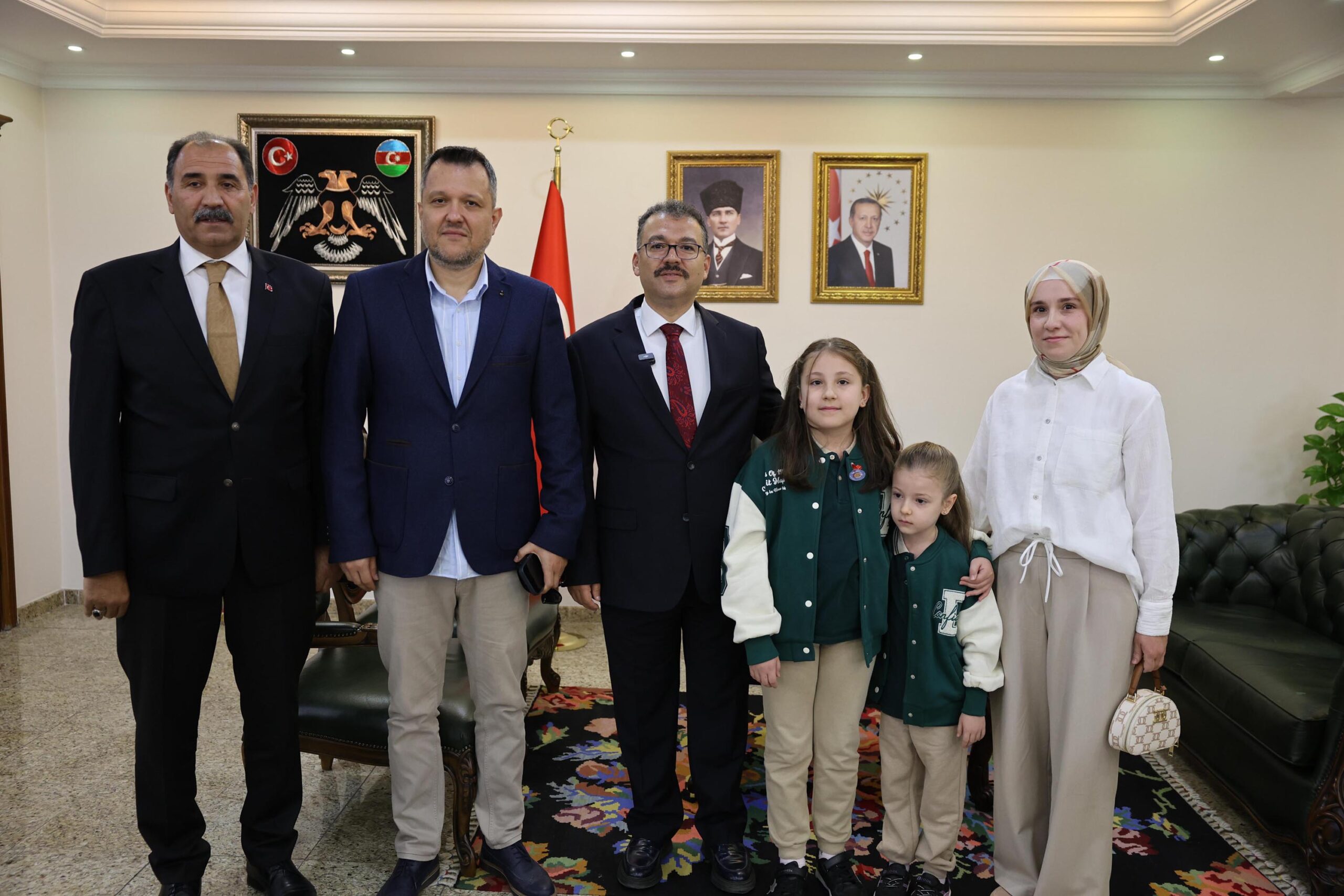 İstiklal Marşı okunurken yağmur altında saygı duruşuna ge