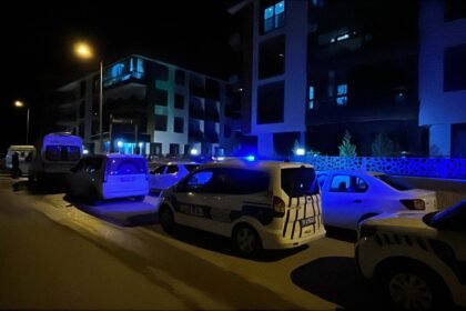 IZMIRDE BIR EVDE ANNE BABA VE OGULLARI 980352 291155