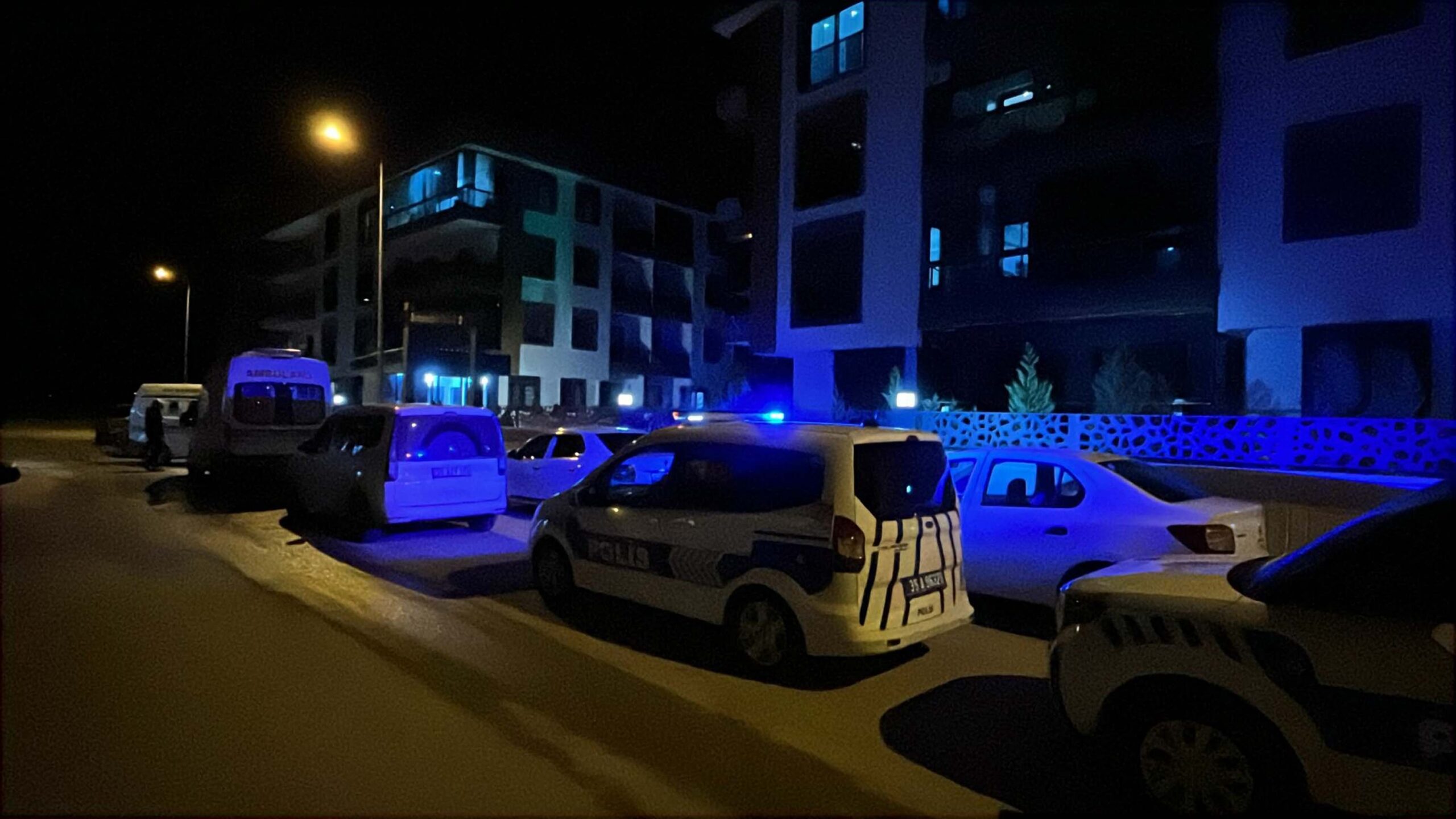 İzmir'de bir evde anne, baba ve oğulları tabancayla öldürü