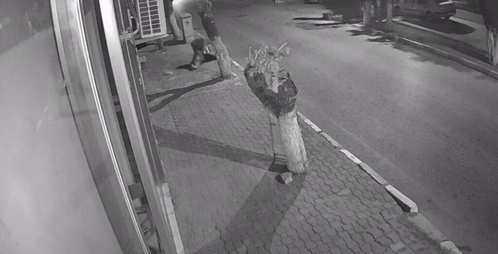 IZMIRDE GENC KADININ BICAKLI SALDIRIYA 392419 108831