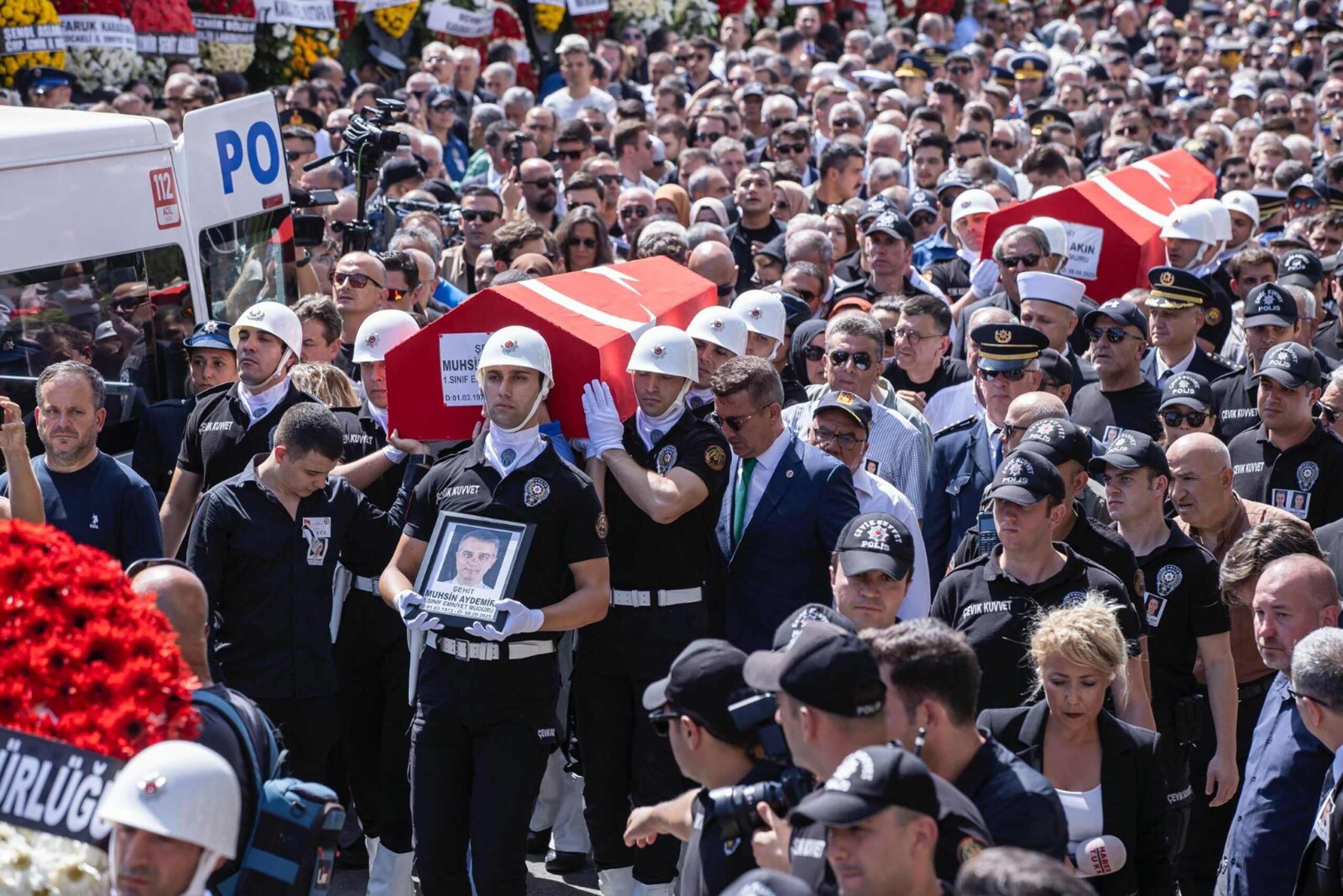 IZMIRDE SEHIT 2 POLIS ICIN TOREN 905267 268934 scaled