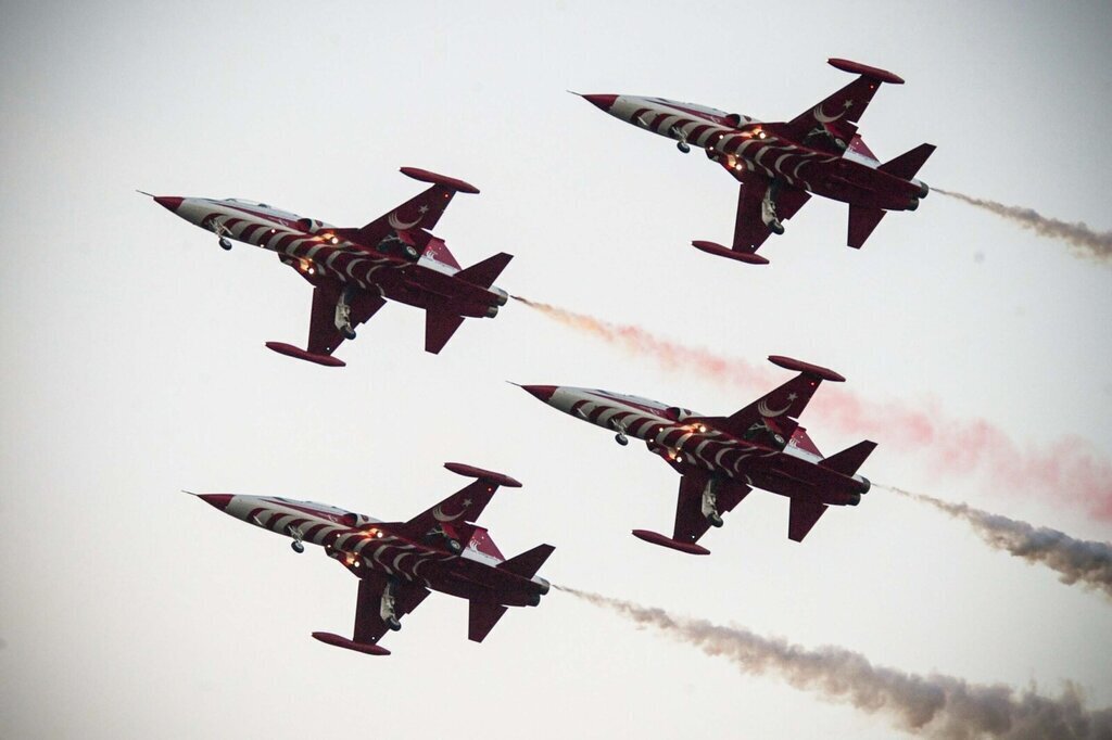 IZMIRDE TURK YILDIZLARINDAN 29 EKIM O 392764 108944 scaled