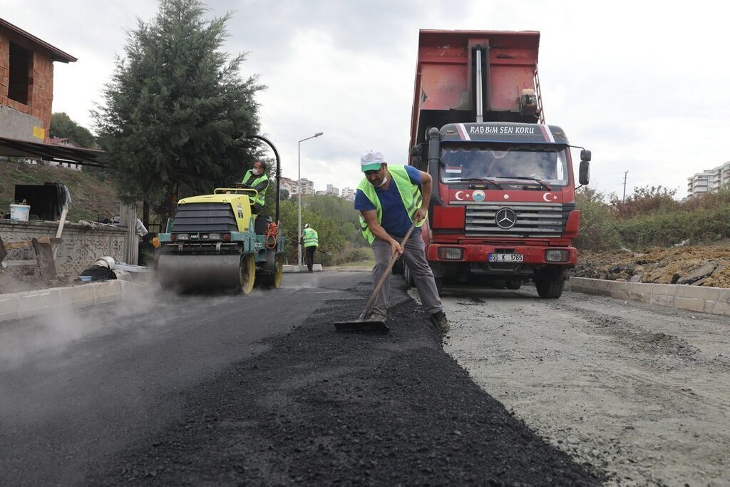 Ilcemizin yollarina 2021 yili itibariyle 17 bin ton asfalt doktuk