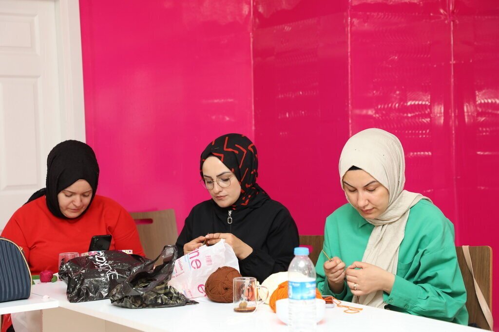 Ilkadimda Mahalle Kresi ile Anneler El Sanatlarini Cocuklar Egitimlerini Gelistiriyor