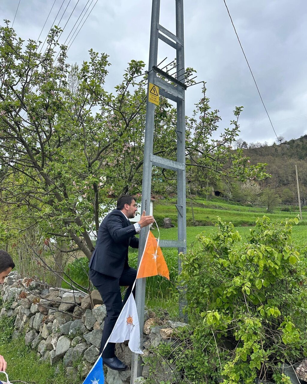 Irfan Senocak elektrik diregine cikarak parti bayragi asti