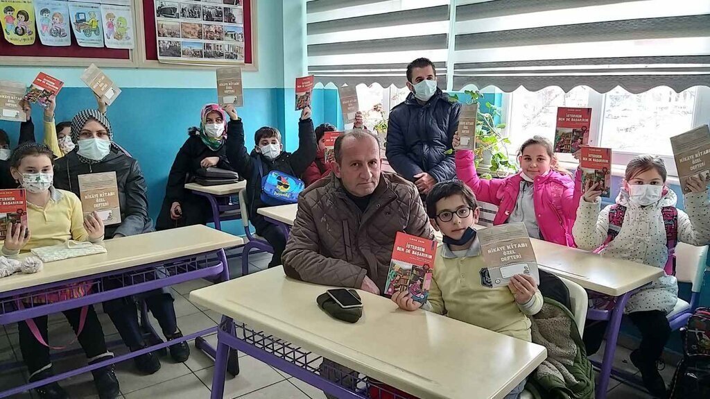Istersem Ben de Basaririm Projesi Kapsaminda Ogrencilere 17 Bin Kitap Dagitildi