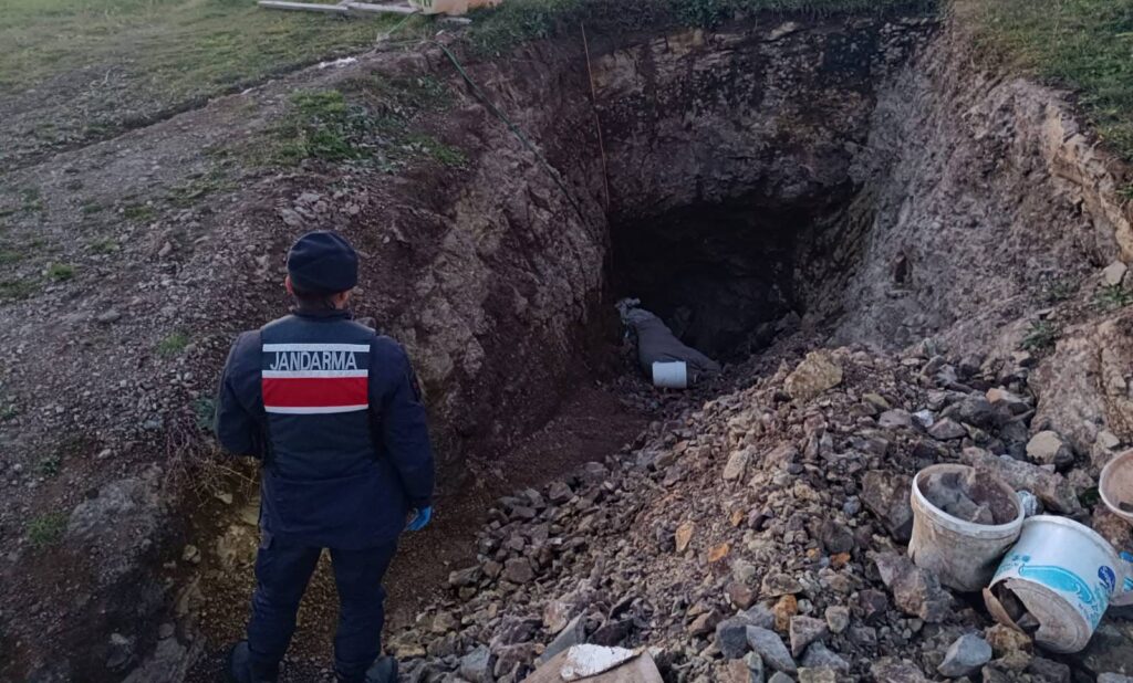 Samsun’da ​​​​​​​bağ evinin bahçesinde kaçak kazı Jandarmanın dikkatinden kaçmadı