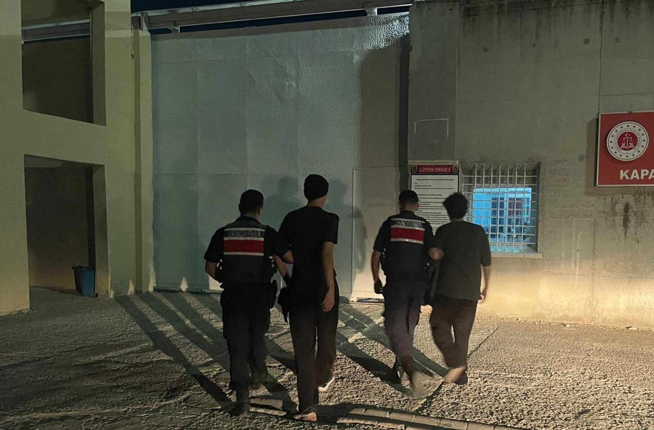 JANDARMAYIZ DIYEREK BIR CIFTI DOLANDIR 889725 264299 scaled e1756711971444