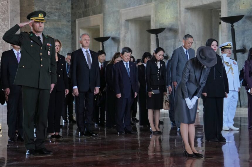 JAPONYA PRENSESI AKIKO MIKASA ANITKABIR 917004 272481