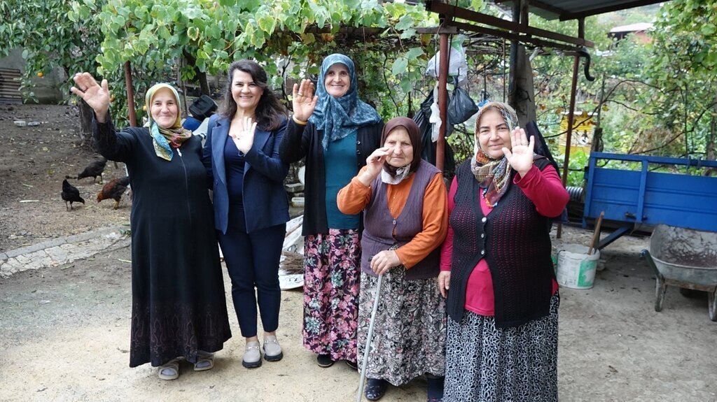 KADIN CIFTCILERDEN BASKAN TURKELE TESEKKUR 1