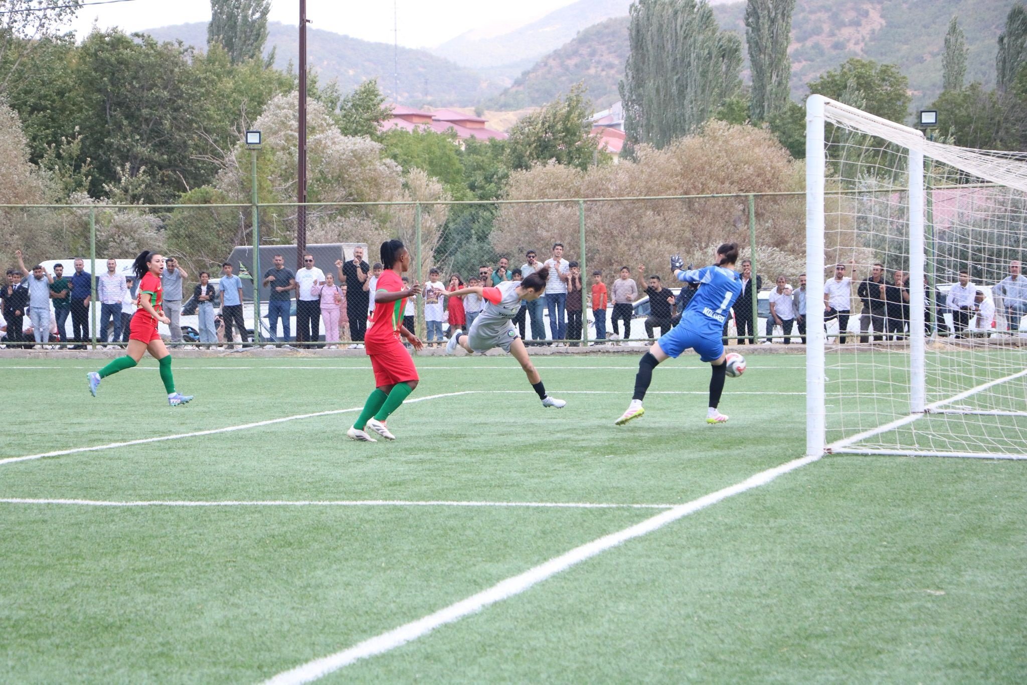 Kadın futbol maçında taraftar kavgası: 3 yaralı / Görünt.