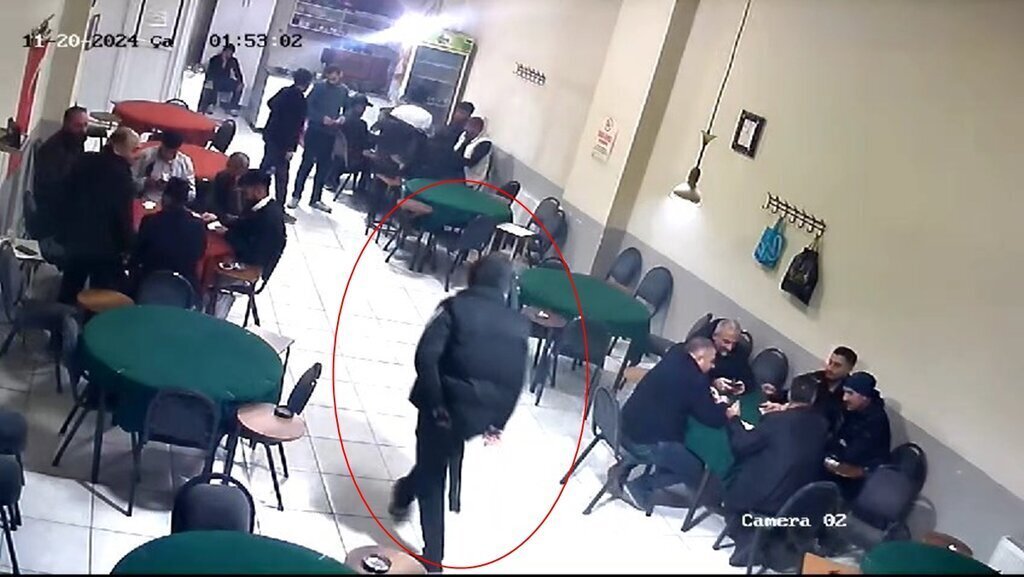 KAHVEHANEDE OYUN OYNAYAN KISININ POMPALI 431124 127200