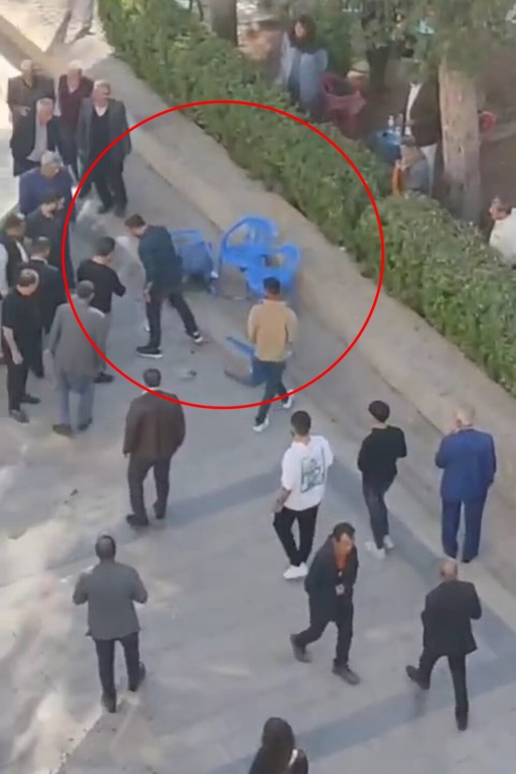 KALDIRIMDA OTURURKEN BICAKLI SALDIRIYA U 397523 117121