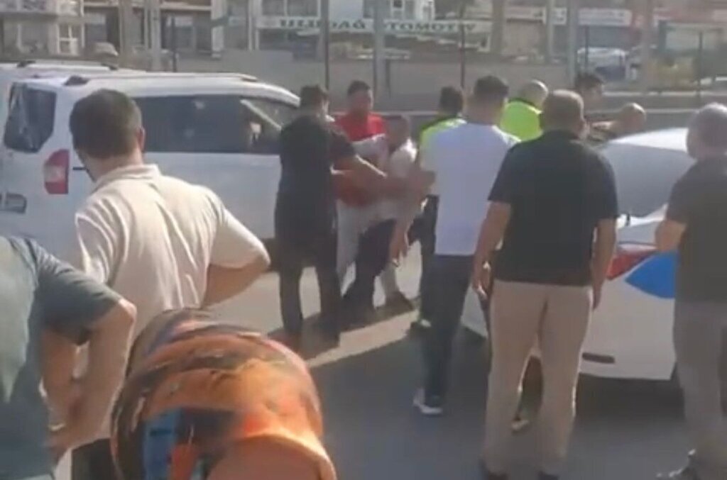 KALDIRIMDA YURURKEN TIRIN EZDIGI KADIN 412871 114724 e1727559983957